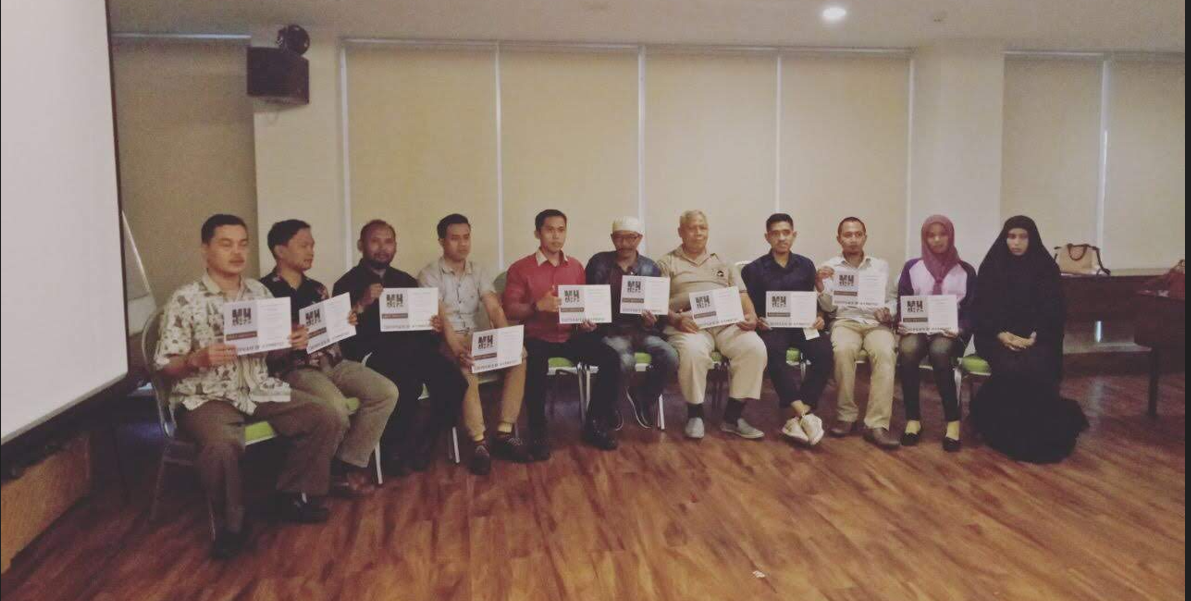 Penyerahan Sertifikat Kelulusan Alumni